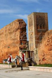 Image du Maroc Professionnelle de  Deux cavaliers de la garde royale devant l'entrée de l'esplanade de la mosquée (Tour Hassan) qui fît construite à la fin du XIIe siècle par le Sultan Yacoub el Mansour (dynastie Almohade) désireux de construire la plus grande mosquée du monde doté de 400 colonnes, la construction n’a pas été achevé suite à la mort du sultan en 1199, La tour Hassan est le symbole de Rabat son esplanade abrite le Mausolée Mohammed V de Rabat, Jeudi 1er Mars 2007. (Photo / Abdeljalil Bounhar)
